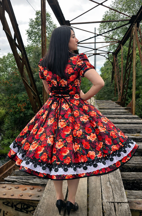 Vestido China Huasa escote corazon negro rojo