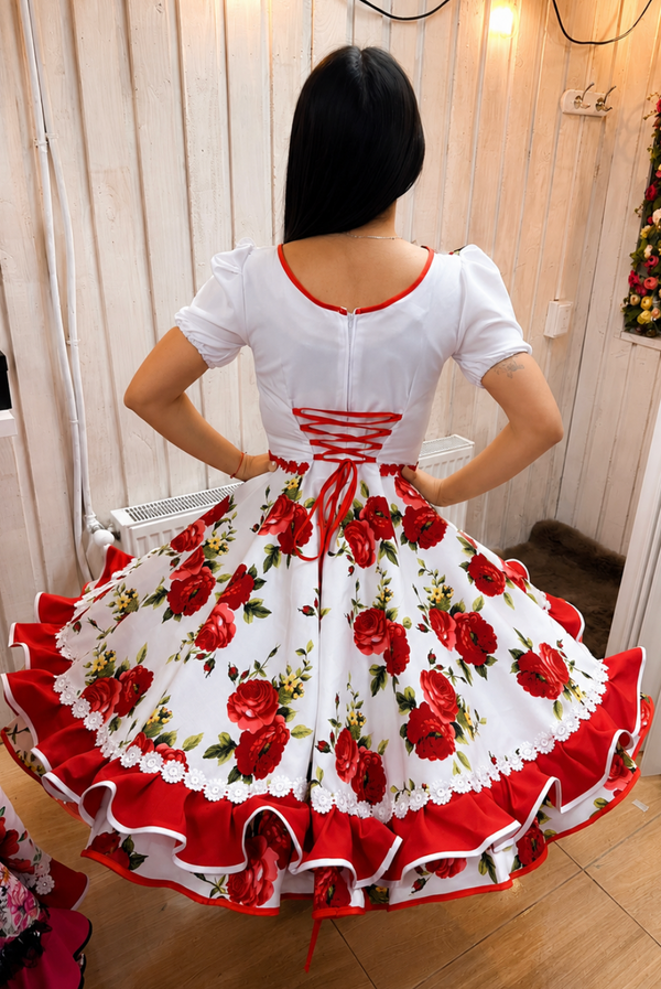 Vestido de china huasa blanco aplicaciones rojas talla 8