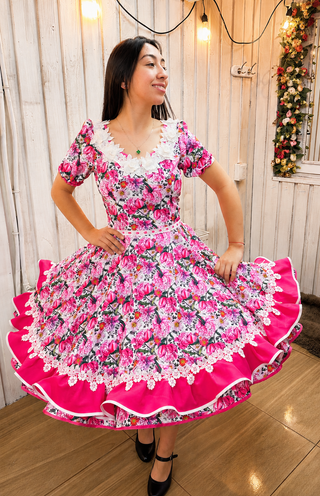 Vestido de china huasa floral sarga fucsia , macrame BLANCO
