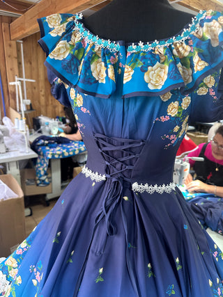 Vestido de china huasa fantasia degrade Rosas azules volantes