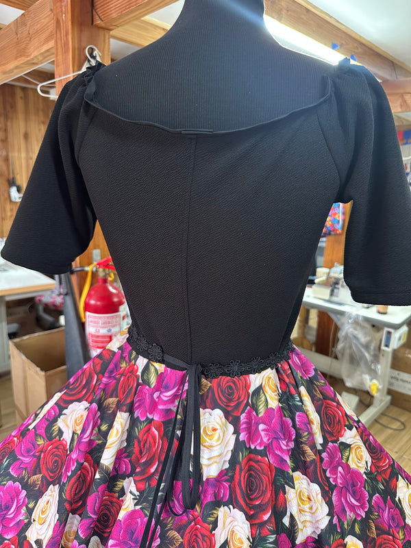 Vestido China Huasa, sofia elasticado negro floral