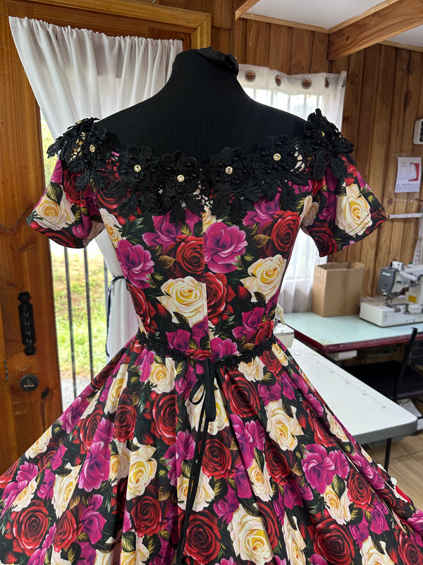 Vestido china huasa Sofia negro  floral vuelo rojo