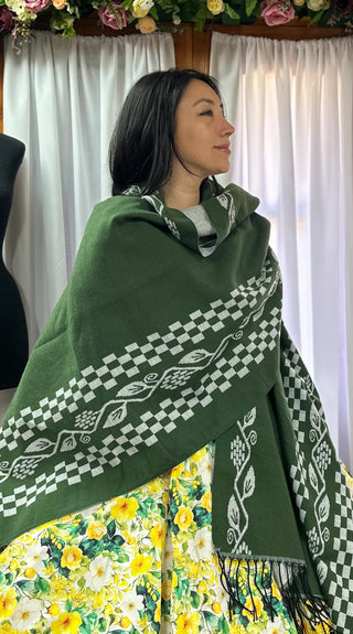 Ruana tejida jacquard folclorica REVERSIBLE Verde