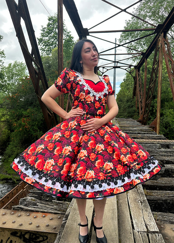 Vestido China Huasa escote corazon negro rojo