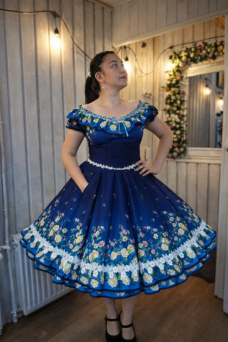 Vestido de china huasa fantasia degrade Rosas azules volantes