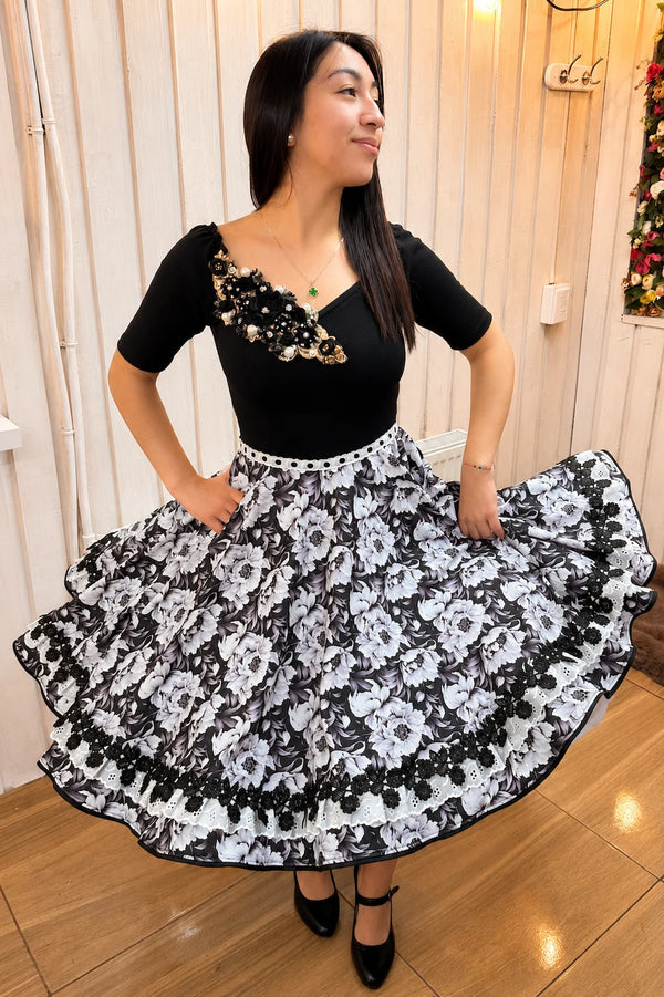 Vestido China huasa sofia negro con blanco, escote cristales