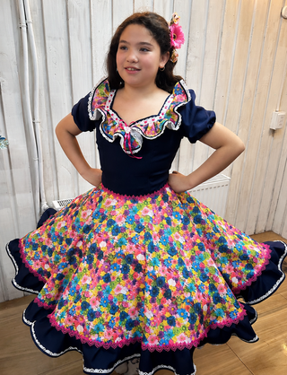 Vestido de china huasa escote volantes azul marino fucsia