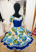 Vestido de china huasa azul rey macrame blanco