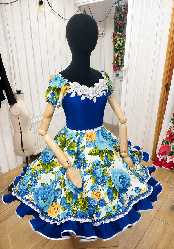 Vestido de china huasa azul rey macrame blanco