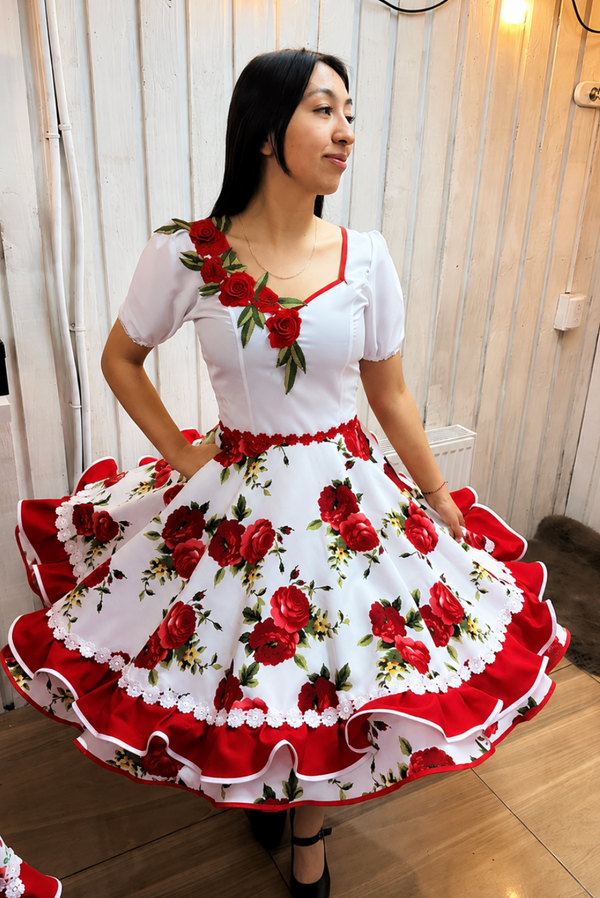 Vestido de china huasa blanco aplicaciones rojas talla 8