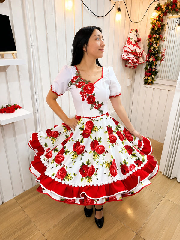 Vestido de china huasa fantasia , blanco con aplicaciones rojas y hojas verdes talla 38