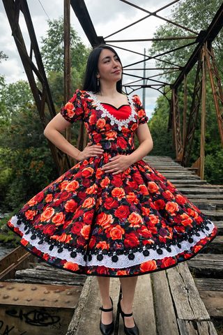 Vestido China Huasa escote corazon negro rojo