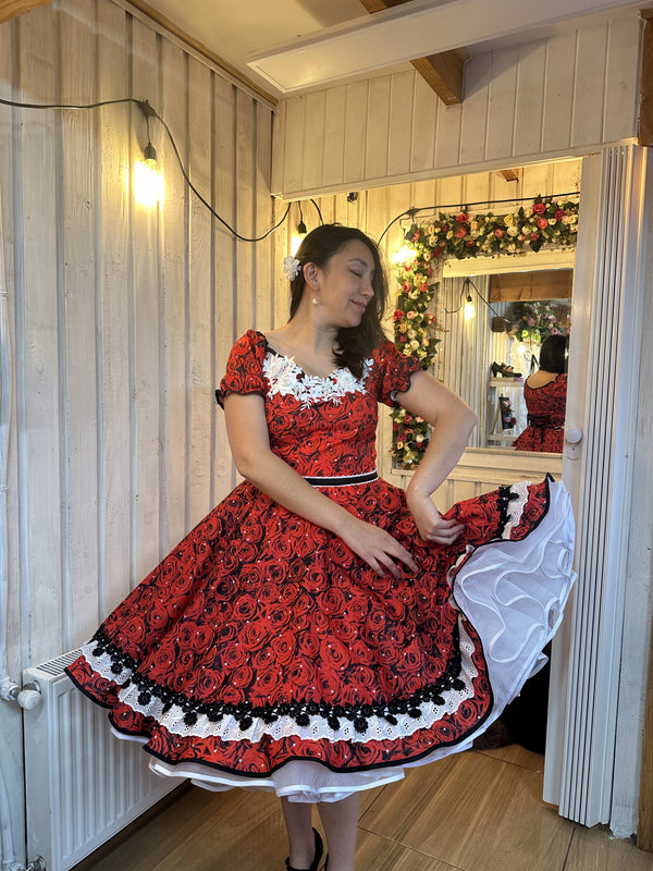 Vestido de China huasa rojo puntos blancos, biestrech